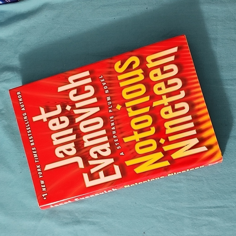 Janet Evanovich "Notorious Nineteen" Hardcover Novel